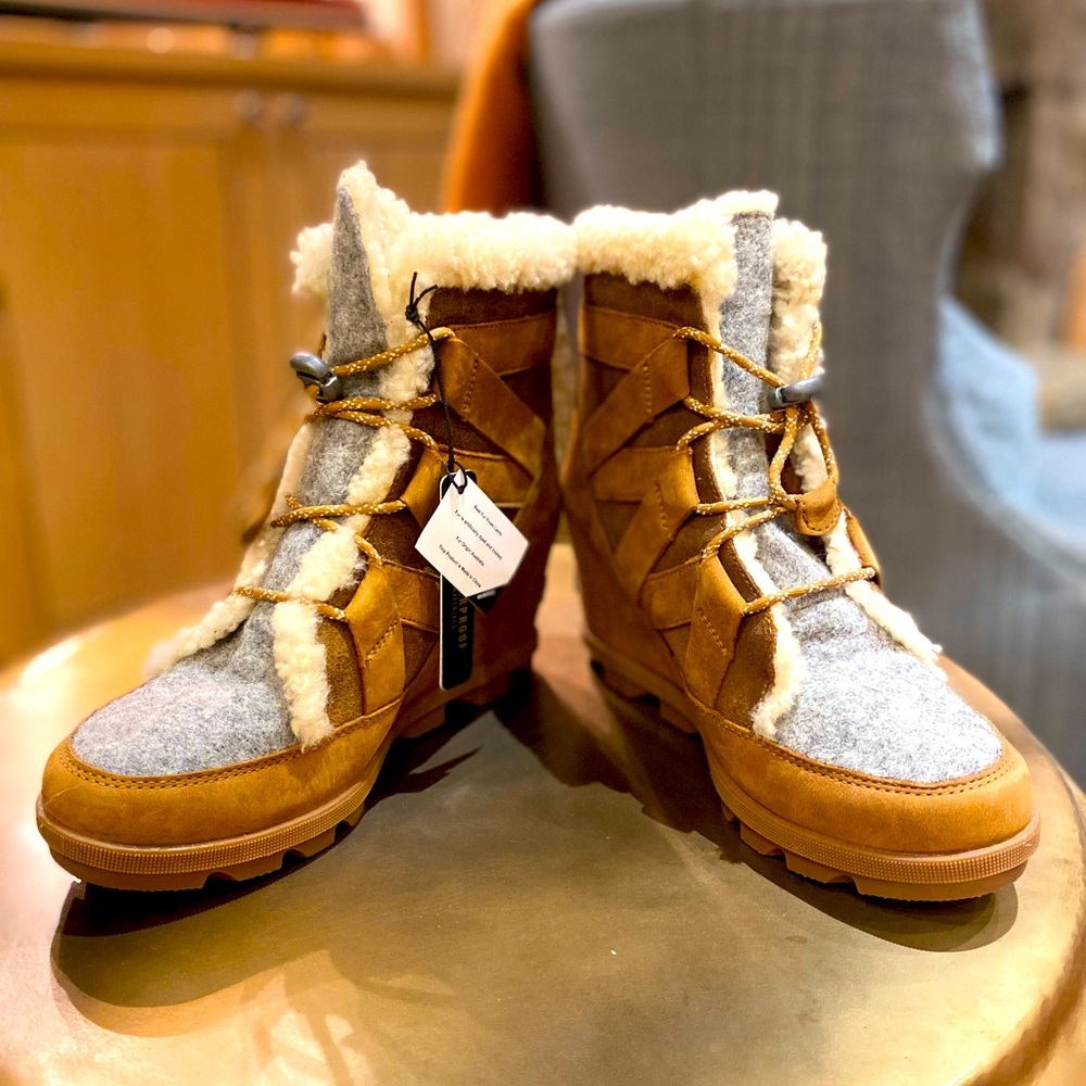 NWT, Sorel Joan of Arctic Wedge II Cozy Boots- size 9.5